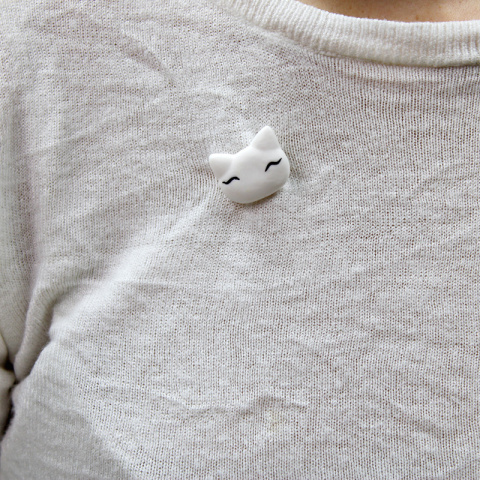 Broszka biały kot
